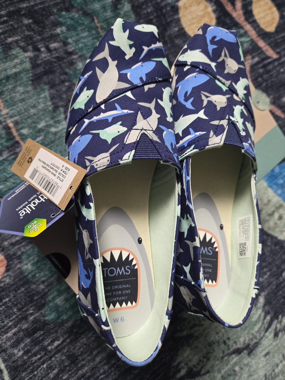 NWT TOMS Shark Print Canvas Slip-Ons in Navy Size 6 - Picture 2 of 5